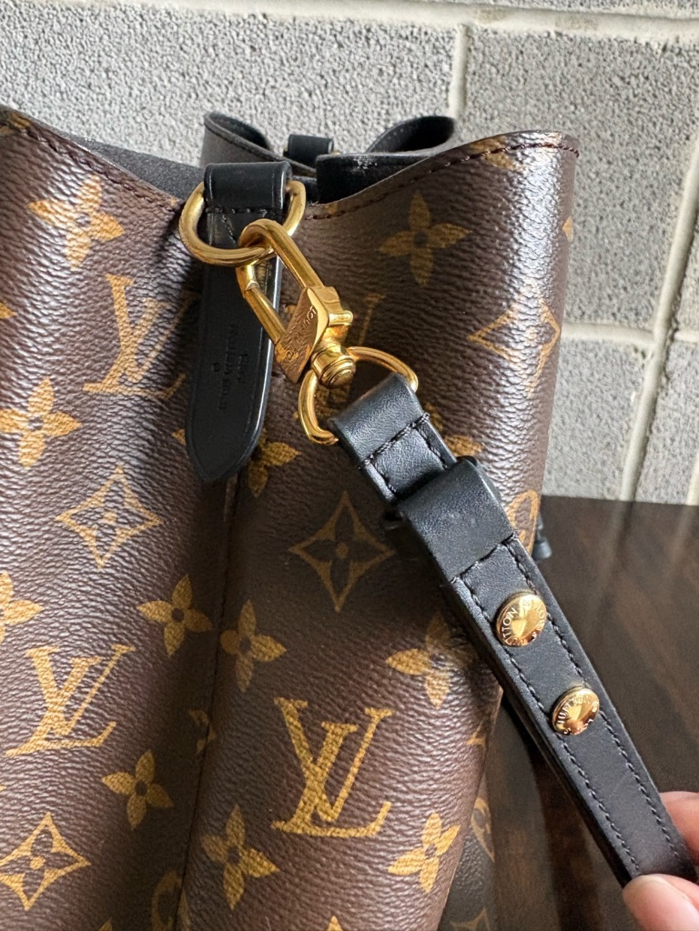 Louis Vuitton Brown Monogram Drawstring Bucket Bag w/ Black Strap Authenticated - Picture 8 of 10